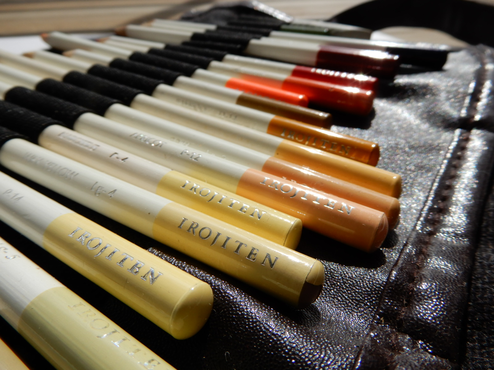 三菱 トンボなど日本の色鉛筆の色 Jis規格 とマンセル値の対応表