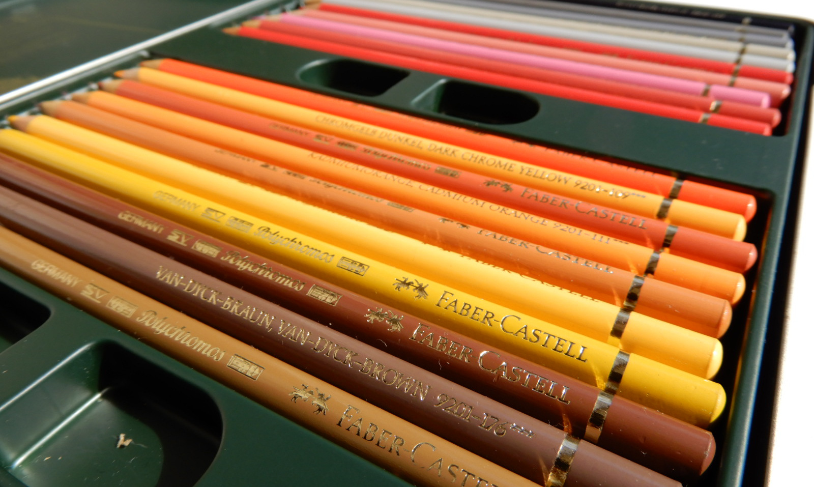 プロやアーティストが選ぶ オススメの専門家用色鉛筆 アートラボ